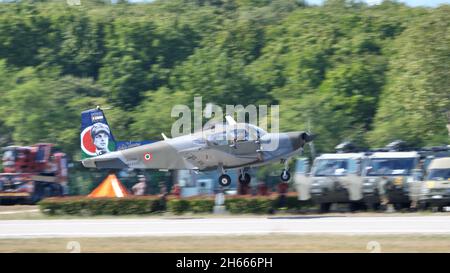 Rivolto del Friuli, Udine, Italien 17. SEPTEMBER 2021 Gesicht des berühmten Fliegers Arturo Ferrarin auf dem Schwanz eines kleinen Propellerflugzeugs gemalt. SIAI Marchetti S.208 der italienischen Luftwaffe Stockfoto