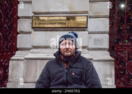 London, Großbritannien. November 2021. Richard Ratcliffe, der Ehemann des britisch-iranischen Hilfsarbeiters Nazanin Zaghari-Ratcliffe, wurde am 21. Und letzten Tag seines Hungerstreiks vor dem Foreign, Commonwealth & Development Office in Whitehall gesehen und forderte die britische Regierung auf, mehr zu tun, um bei ihrer Freilassung zu helfen. Nazanin Zaghari-Ratcliffe ist seit 2016 im Iran inhaftiert, weil er angeblich Propaganda gegen die iranische Regierung verbreitet hat. (Foto: Vuk Valcic/SOPA Images/Sipa USA) Quelle: SIPA USA/Alamy Live News Stockfoto