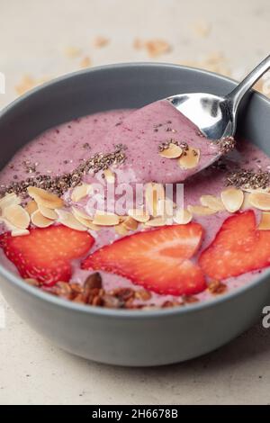 Frühstückssmoothie-Schüssel mit Chiasamen, Haferflocken, Mandeln und Erdbeeren. Gesundes Entgiftungskonzept Stockfoto