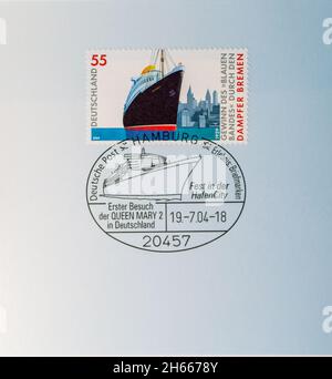 DEUTSCHLAND - UM 2004: Die Briefmarke zeigt ein Ozeanschiff vor der Skyline von New York und den Text 1929 mit dem blauen Band. Ein spezieller Postm Stockfoto