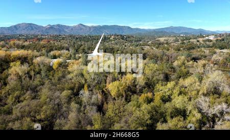 Sonnenuhr-Brücke in Redding, Kalifornien. Ein beliebtes Wahrzeichen sowohl für Einheimische als auch für Touristen. Stockfoto