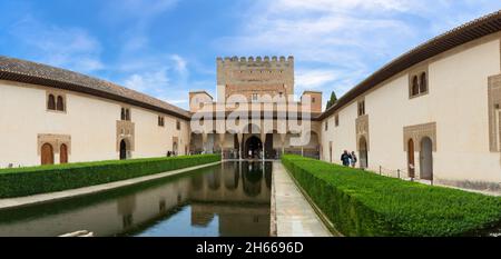 Alhambra Granada Spanien - 09 14 2021: Panorama am Hof der Myrtles (Patio de los Arrayanes) ist Teil des Nasriden Palaces auf der Festungsanlage Stockfoto