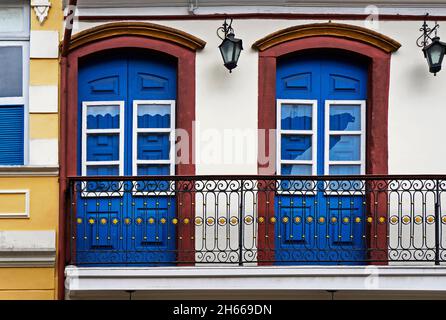 Koloniale Balkone an der Fassade in Ouro Preto, Brasilien Stockfoto