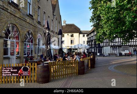 Essen und trinken Sie außerhalb der Valkyrie Bar am Marktplatz in der Marktstadt Evesham, Worcestershire, West Midlands, Großbritannien Stockfoto