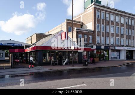 Das Costa Coffee Restaurant an der Station Road in Upminster, East London, Großbritannien Stockfoto