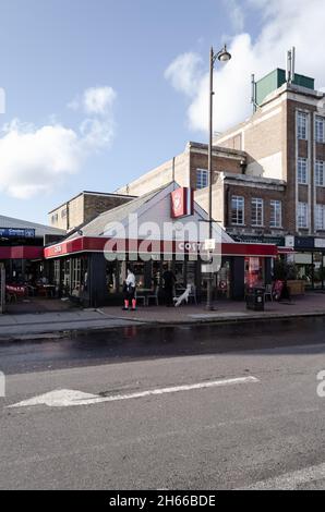 Das Costa Coffee Restaurant an der Station Road in Upminster, East London, Großbritannien Stockfoto