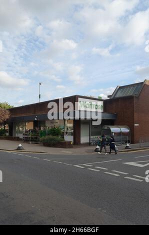 Waitrose entlang der St Mary's Lane in Upminster, London, Großbritannien Stockfoto