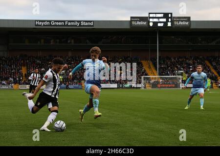 NOTTINGHAM, GROSSBRITANNIEN. 13. NOVEMBER Dion Kelly-Evans von Notts County hat am Samstag, den 13. November 2021 im Meadow Lane Stadium, Nottingham, ein Kreuz während des National League-Spiels zwischen Notts County und Solihull Moors ausgetragen. ( Kredit: james holyoak/Alamy Live News Stockfoto