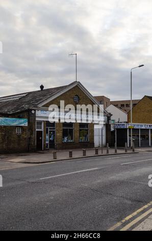 Barking Hire Center und CS Motors entlang der Ripple Road in Barking, East London, Großbritannien Stockfoto