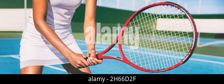 Tennisspielerin in Position mit rotem Schläger auf blauem Outdoor-Tennisplatz-Banner Panorama-Header für Tennisklassen im Sportverein. Stockfoto