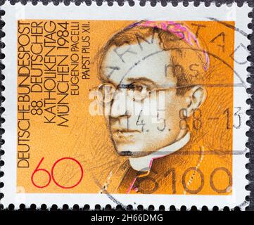 DEUTSCHLAND - UM 1984: Eine Briefmarke aus Deutschland, zeigt Porträt von Eugenio Pacelli, Papst Pius XII. (1876-1958). Deutscher Katholikentag 1984 in München Stockfoto