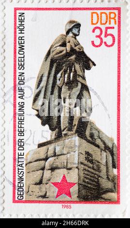 DEUTSCHLAND - DDR UM 1985: Eine Briefmarke aus der DDR, die ein Denkmal für einen russischen Soldaten zeigt. Denkmal der Befreiung auf der Seelower Höhe Stockfoto