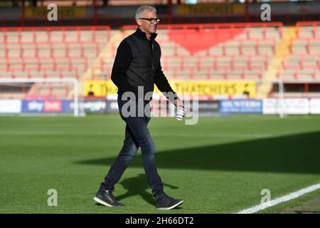 Exeter, Großbritannien. November 2021. EXETER, GBR. 13. NOVEMBER Keith Curle (Manager) von Oldham Athletic während des Sky Bet League 2-Spiels zwischen Exeter City und Oldham Athletic am Samstag, den 13. November 2021 im St James' Park, Exeter. (Kredit: Eddie Garvey | MI Nachrichten) Kredit: MI Nachrichten & Sport /Alamy Live Nachrichten Stockfoto