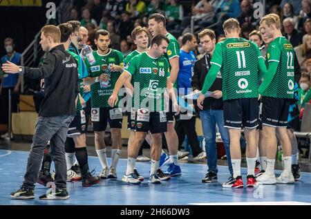 Berlin, Deutschland. November 2021. Handball: Bundesliga, Füchse Berlin - SC Magdeburg, Matchday 11, in der Max-Schmeling-Halle. Berlins Trainer Jaron Siewert (3. Von rechts) spricht während einer Auszeit mit seinem Team. Quelle: Andreas Gora/dpa/Alamy Live News Stockfoto