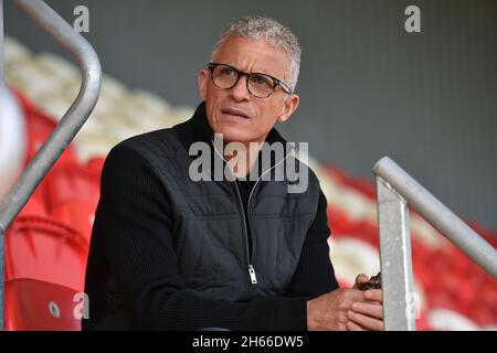 Exeter, Großbritannien. November 2021. EXETER, GBR. 13. NOVEMBER Keith Curle (Manager) von Oldham Athletic während des Sky Bet League 2-Spiels zwischen Exeter City und Oldham Athletic am Samstag, den 13. November 2021 im St James' Park, Exeter. (Kredit: Eddie Garvey | MI Nachrichten) Kredit: MI Nachrichten & Sport /Alamy Live Nachrichten Stockfoto