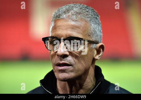 Exeter, Großbritannien. November 2021. EXETER, GBR. 13. NOVEMBER Keith Curle (Manager) von Oldham Athletic während des Sky Bet League 2-Spiels zwischen Exeter City und Oldham Athletic am Samstag, den 13. November 2021 im St James' Park, Exeter. (Kredit: Eddie Garvey | MI Nachrichten) Kredit: MI Nachrichten & Sport /Alamy Live Nachrichten Stockfoto