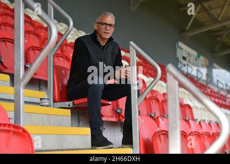 Exeter, Großbritannien. November 2021. EXETER, GBR. 13. NOVEMBER Keith Curle (Manager) von Oldham Athletic während des Sky Bet League 2-Spiels zwischen Exeter City und Oldham Athletic am Samstag, den 13. November 2021 im St James' Park, Exeter. (Kredit: Eddie Garvey | MI Nachrichten) Kredit: MI Nachrichten & Sport /Alamy Live Nachrichten Stockfoto