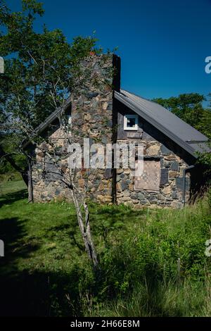 Verlassene Insel Teehaus in ein Inselzentrum, das zu einem Schwerpunkt für Outdoor-Bildung und Community-Aktivitäten auf der Insel werden wird. Stockfoto