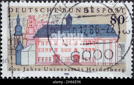 DEUTSCHLAND - UM 1986: Eine Briefmarke aus Deutschland, zeigt das alte Universitätsgebäude vor einem Teil des Stadtbildes Text: 600 Jahre Heidelber Stockfoto