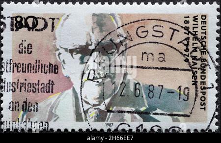 DEUTSCHLAND - UM 1987: Eine Briefmarke aus Deutschland, die ein Porträt des deutschen Politikers Wilhelm Kaiser zu seinem 100. Geburtstag zeigt Stockfoto