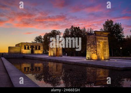 Tempel von Debod bei Einbruch der Dunkelheit. Madrid, Spanien. Stockfoto