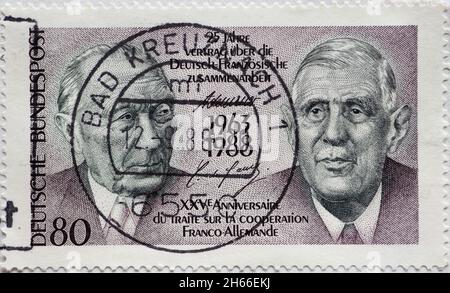 DEUTSCHLAND - UM 1988: Eine Briefmarke aus Deutschland, die ein Porträt von Konrad Adenauer und Charles de Gaulle zeigt. Anlass: 25 Jahre Élysée Trea Stockfoto