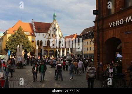 Amberg, Bayerm.Oberpfalz ein Spaziergang durch das mittelalterliche Zentrum Ambergs mit Rathaus verzaubert sowie Kulturliebhaber als Shoppingfreund Stockfoto