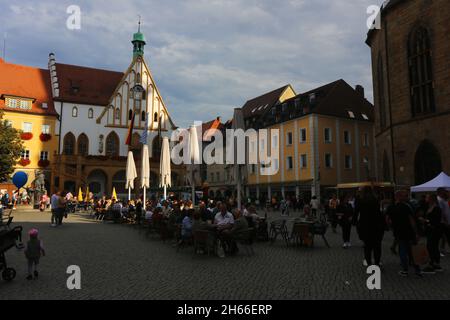 Amberg, Bayerm.Oberpfalz ein Spaziergang durch das mittelalterliche Zentrum Ambergs mit Rathaus verzaubert sowie Kulturliebhaber als Shoppingfreund Stockfoto