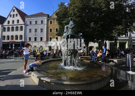 Amberg, Bayerm.Oberpfalz ein Spaziergang durch das mittelalterliche Zentrum Ambergs mit Rathaus verzaubert sowie Kulturliebhaber als Shoppingfreund Stockfoto