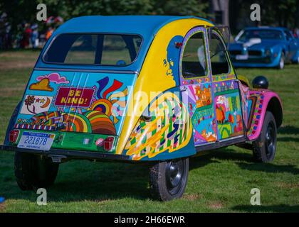 GROSSE POINTE SHORES, MI/USA - 19. SEPTEMBER 2021: A 1961 Croen 2 CV Psychedelische 'Be Kind' Art Car, EyesOn Design Car Show, in der Nähe von Detroit, Michigan. Stockfoto