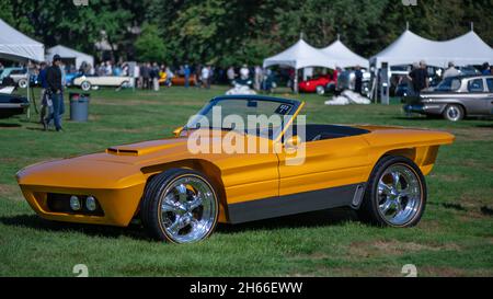 GROSSE POINTE SHORES, MI/USA - 19. SEPTEMBER 2021: A 1957 Studebaker Golden Hawk 'Dream Roadster', EyesOn Design Car Show, near Detroit, Michigan. Stockfoto