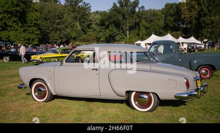 GROSSE POINTE SHORES, MI/USA - 19. SEPTEMBER 2021: Ein 1950 Studebaker Champion Starlight, EyesOn Design Car Show, in der Nähe von Detroit, Michigan. Stockfoto