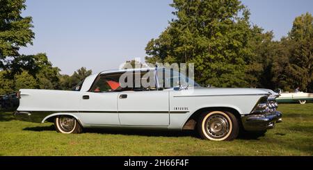 GROSSE POINTE SHORES, MI/USA - 19. SEPTEMBER 2021: Ein Chrysler Imperial Crown Southampton-Auto aus dem Jahr 1959, EyesOn Design Car Show, in der Nähe von Detroit, Michigan. Stockfoto