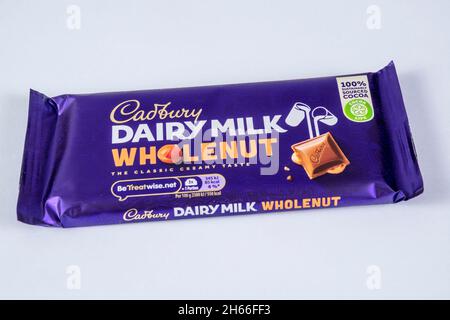 Eine Tafel Cadbury's Dairy Milk Wholenut Schokolade. Stockfoto