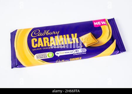 Eine Bar mit goldener Karamellschokolade von Cadbury's Caramilk. Stockfoto