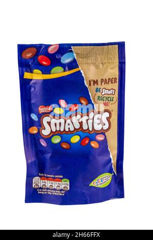 Eine recycelbare Papiertasche mit schokoladenüberzogenen Süßigkeiten von Smarties, hergestellt von Nestlé. Stockfoto