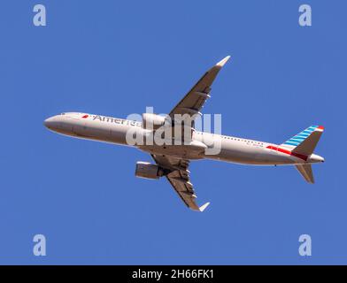 WASHINGTON, DC, USA - kommerzieller Jetliner von American Airlines, steigt nach dem Start vom Reagan National Airport an. Das Flugzeug ist Airbus A321. Stockfoto