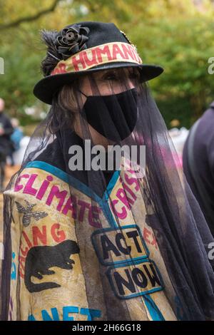 London, Großbritannien. 13. Nov 2021.Extinction Rebellion ergreift Maßnahmen in London, da die COP26 keine Maßnahmen zur Verhinderung der Klimakatastrophe ergriffen hat. Sie treffen sich in Lincolns Inn Fields, bevor sie friedlich auf der Lord Mayor's Show protestieren, auf der sie zu Klimagerechtigkeit aufrufen und auf die Schuld der City of London bei der Finanzierung der Ausbeutung und schmutzigen Brennstoffe hinweisen, die zu dem Problem geführt haben. Peter Marshall/Alamy Live News Stockfoto