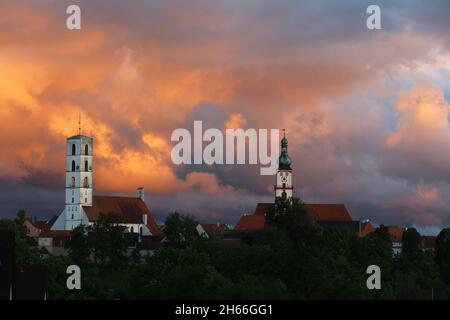 Kirche, Kirchturm in der Altstadt oder Innenstadt mit Schloss und dramatischen Wolken in Sulzbach Rosenberg, Amberg, Oberpfalz, Bayern! Stockfoto