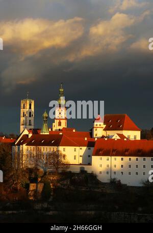 Kirche, Kirchturm in der Altstadt oder Innenstadt mit Schloss und dramatischen Wolken in Sulzbach Rosenberg, Amberg, Oberpfalz, Bayern! Stockfoto