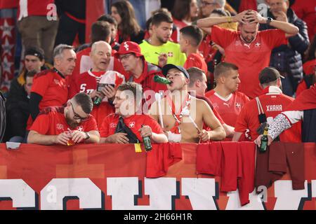 Rom, Italien, 12. November 2021. Schweizer Fans beim Spiel der FIFA Fußball-Weltmeisterschaft im Stadio Olimpico, Rom. Bildnachweis sollte lauten: Jonathan Moscrop / Sportimage Stockfoto