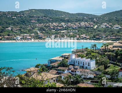 Linda Vista panorâmica da praia, de Águas azuis turquesa, situada no litoral brasileiro, na cidade de Buzios, Rio de Janeiro - Brasilien Stockfoto