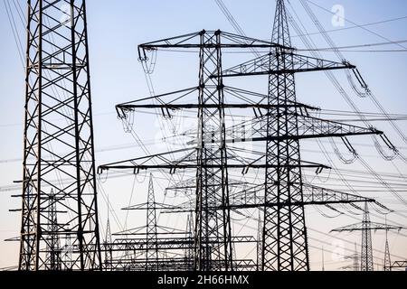 Hochspannungsmasten und Stromleitungen in der Nähe des Waste-to-Energy-Kraftwerks RWE Generation SE, Karnap, Essen, Deutschland Stockfoto