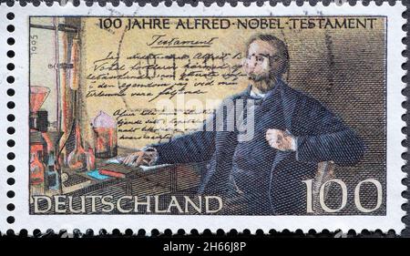 DEUTSCHLAND - UM 1995 : eine Briefmarke aus Deutschland, die ein Porträt des Erfinders und Preisgebers Alfred Nobel mit seinem Testament 100 Jahre zeigt Stockfoto