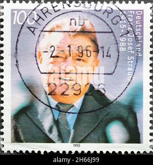 DEUTSCHLAND - UM 1995 eine Briefmarke aus Deutschland, die ein Porträt des Politikers und Parteivorsitzenden der CDU Franz Josef Strauss zeigt. Auf den Oktas Stockfoto