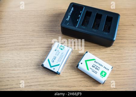 Lithium-Ionen-Akkuladegerät mit einem Marken- und einem nicht-Marken-Akku Stockfoto