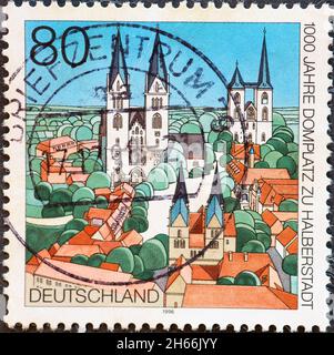 DEUTSCHLAND - UM 1996 : eine Briefmarke aus Deutschland, die eine Zeichnung des Domplatzes in Halberstadt zeigt. Jahrestag; 1000 Jahre Stockfoto