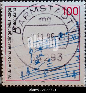 DEUTSCHLAND - UM 1996 : eine Briefmarke aus Deutschland, die ein Notenblatt anlässlich der Donaueschinger Musiktage 75 Jahre zeigt Stockfoto