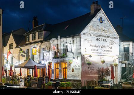 Das Black Boy Inn, Caernarfon, Gwynedd, Nordwales, wurde um 1522 erbaut und ist immer noch stark. Bild aufgenommen im November 2021. Stockfoto