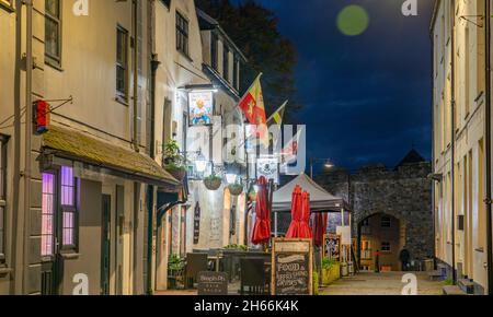 Das Black Boy Inn, Caernarfon, Gwynedd, Nordwales, wurde um 1522 erbaut und ist immer noch stark. Bild aufgenommen im November 2021. Stockfoto